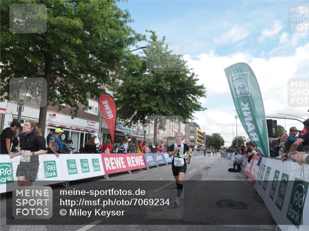 15.09.2024 - PSD Bank Halbmarathon Miley Keyser http://msf.ph/oto/7069234 15.09.2024 12:21:44 Ziel 2039, 2131, 2254, 2951, 3269, 3275, 3471 meine-sportfotos.de