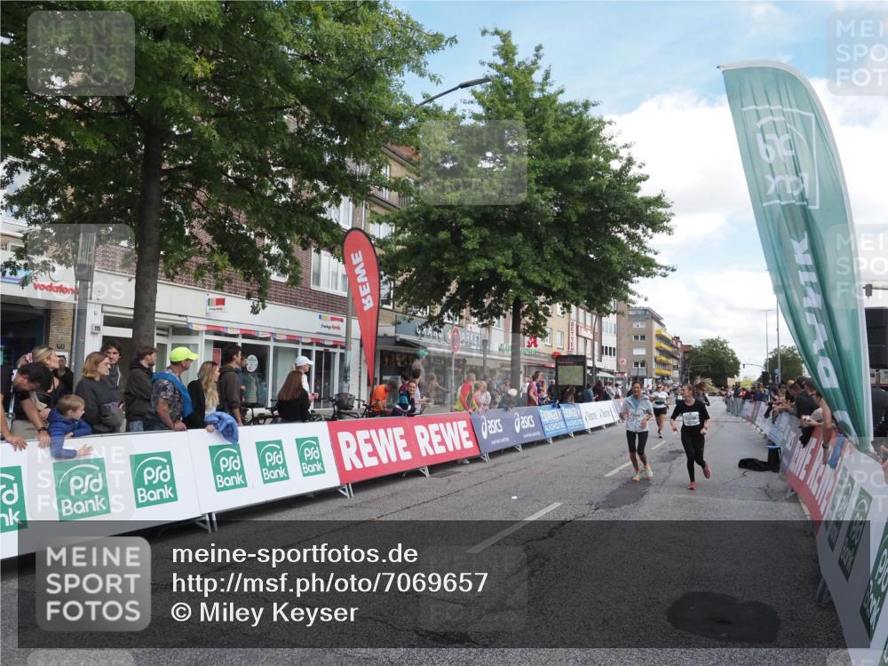 15.09.2024 - PSD Bank Halbmarathon Miley Keyser http://msf.ph/oto/7069657 15.09.2024 12:22:26 Ziel 836, 2862, 3299, 3304 meine-sportfotos.de