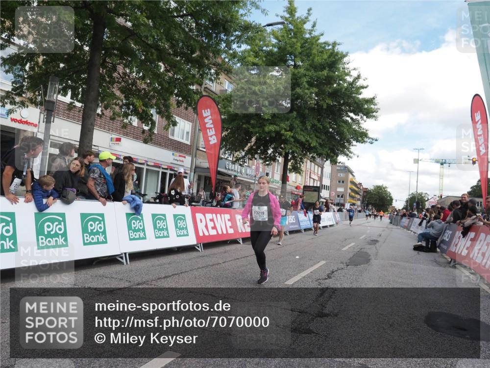 15.09.2024 - PSD Bank Halbmarathon Miley Keyser http://msf.ph/oto/7070000 15.09.2024 12:23:01 Ziel 2394, 2999, 3219, 3361 meine-sportfotos.de