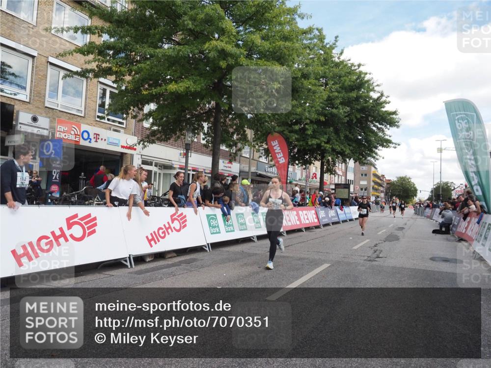 15.09.2024 - PSD Bank Halbmarathon Miley Keyser http://msf.ph/oto/7070351 15.09.2024 12:23:41 Ziel 987, 2403, 2981, 3002, 3277, 3450 meine-sportfotos.de