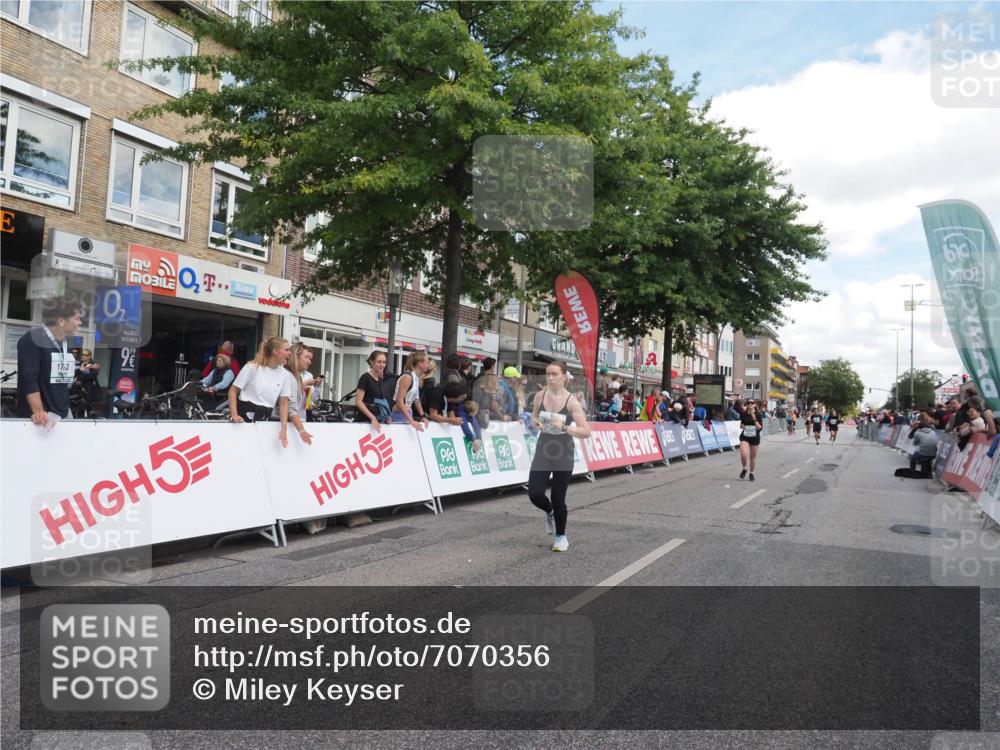 15.09.2024 - PSD Bank Halbmarathon Miley Keyser http://msf.ph/oto/7070356 15.09.2024 12:23:41 Ziel 987, 2403, 2981, 3002, 3277, 3450 meine-sportfotos.de