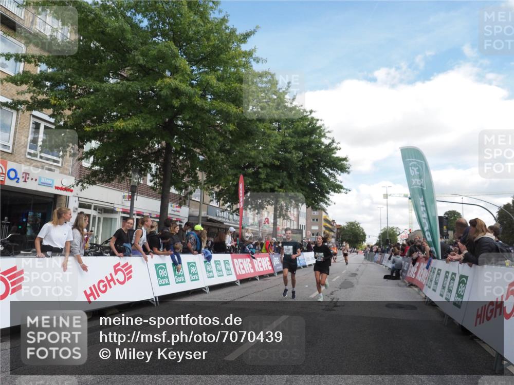 15.09.2024 - PSD Bank Halbmarathon Miley Keyser http://msf.ph/oto/7070439 15.09.2024 12:23:48 Ziel 987, 2403, 2981, 3002, 3450 meine-sportfotos.de