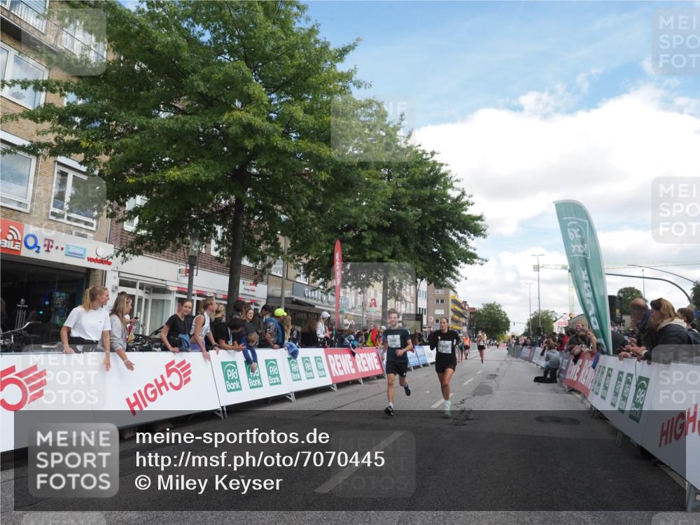 15.09.2024 - PSD Bank Halbmarathon Miley Keyser http://msf.ph/oto/7070445 15.09.2024 12:23:48 Ziel 987, 2403, 2981, 3002, 3450 meine-sportfotos.de