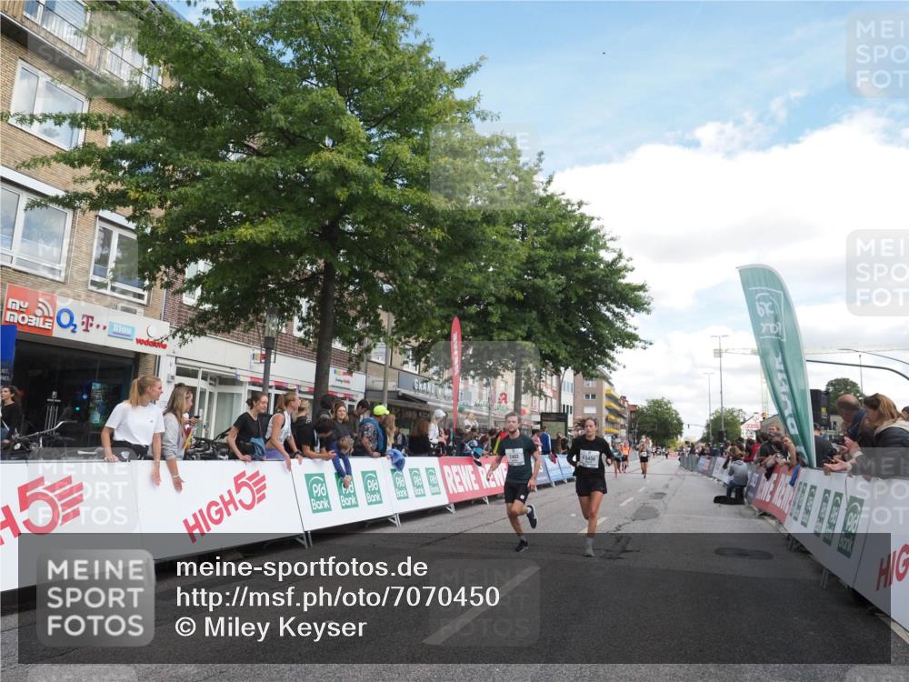15.09.2024 - PSD Bank Halbmarathon Miley Keyser http://msf.ph/oto/7070450 15.09.2024 12:23:48 Ziel 987, 2403, 2981, 3002, 3450 meine-sportfotos.de