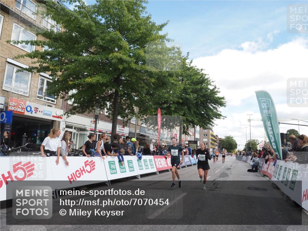 15.09.2024 - PSD Bank Halbmarathon Miley Keyser http://msf.ph/oto/7070454 15.09.2024 12:23:48 Ziel 987, 2403, 2981, 3002, 3450 meine-sportfotos.de