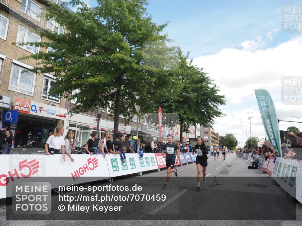 15.09.2024 - PSD Bank Halbmarathon Miley Keyser http://msf.ph/oto/7070459 15.09.2024 12:23:48 Ziel 987, 2403, 2981, 3002, 3450 meine-sportfotos.de