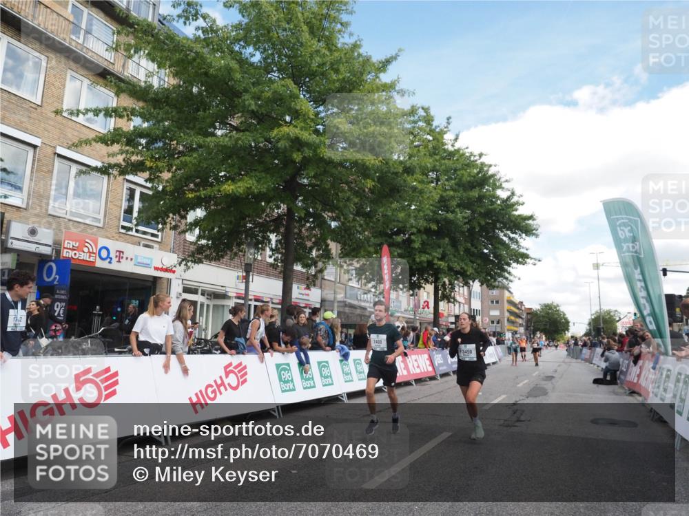 15.09.2024 - PSD Bank Halbmarathon Miley Keyser http://msf.ph/oto/7070469 15.09.2024 12:23:49 Ziel 2403, 2981, 3002, 3450 meine-sportfotos.de