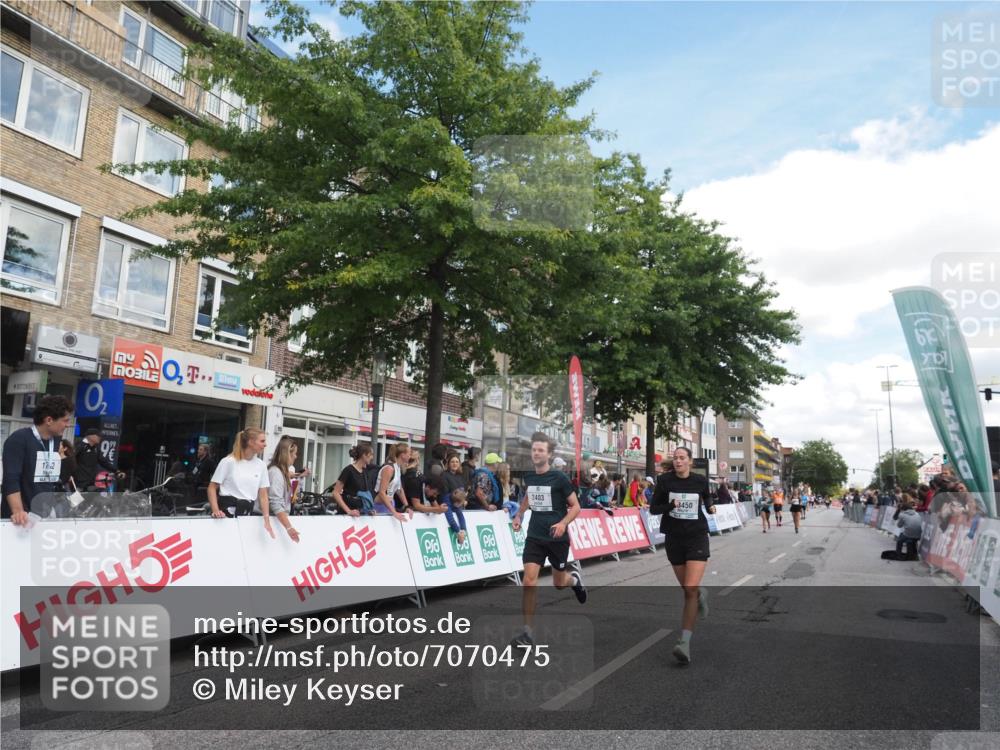 15.09.2024 - PSD Bank Halbmarathon Miley Keyser http://msf.ph/oto/7070475 15.09.2024 12:23:49 Ziel 2403, 2981, 3002, 3450 meine-sportfotos.de