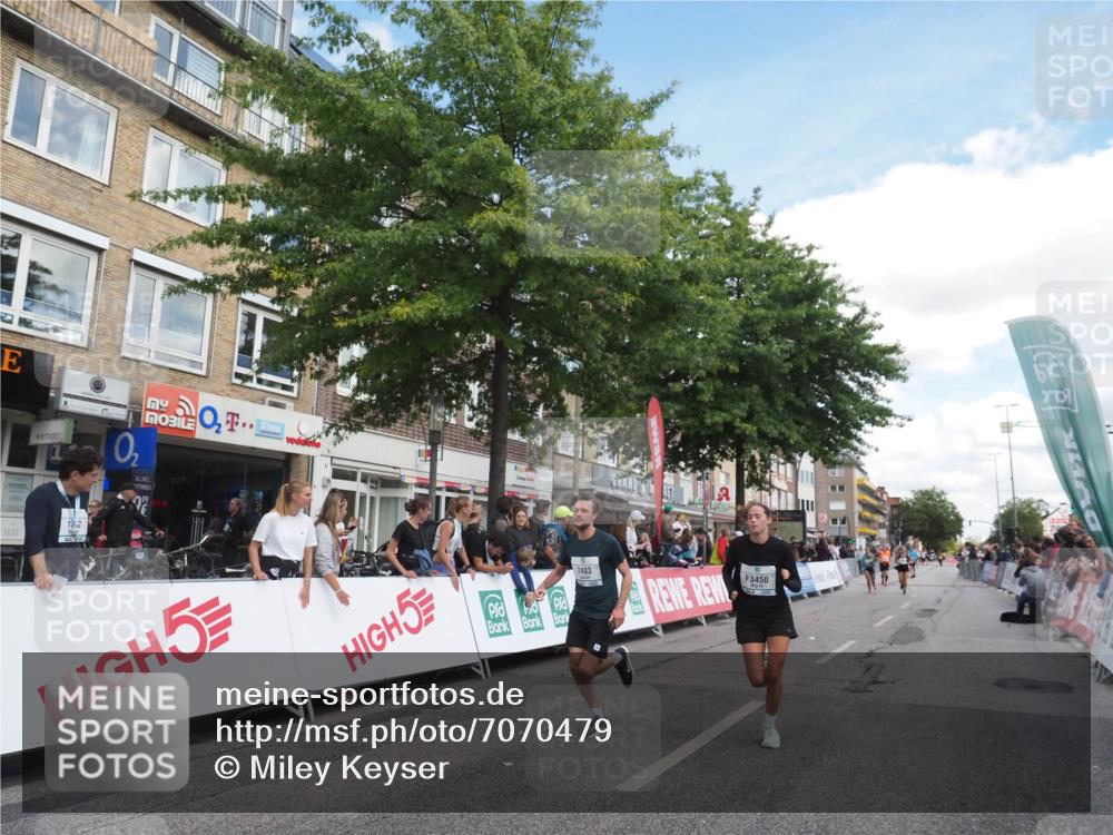 15.09.2024 - PSD Bank Halbmarathon Miley Keyser http://msf.ph/oto/7070479 15.09.2024 12:23:49 Ziel 2403, 2981, 3002, 3450 meine-sportfotos.de