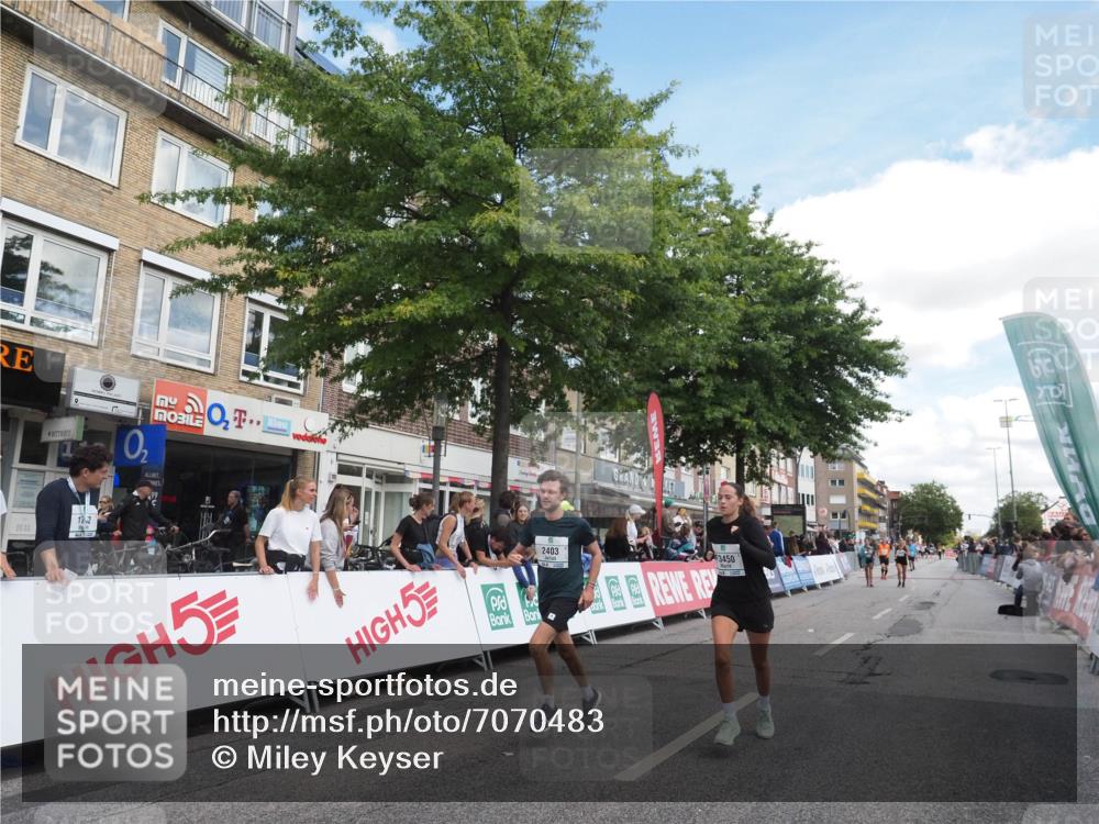 15.09.2024 - PSD Bank Halbmarathon Miley Keyser http://msf.ph/oto/7070483 15.09.2024 12:23:49 Ziel 2403, 2981, 3002, 3450 meine-sportfotos.de