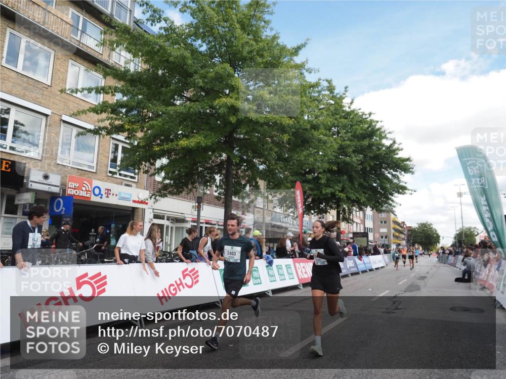 15.09.2024 - PSD Bank Halbmarathon Miley Keyser http://msf.ph/oto/7070487 15.09.2024 12:23:49 Ziel 2403, 2981, 3002, 3450 meine-sportfotos.de