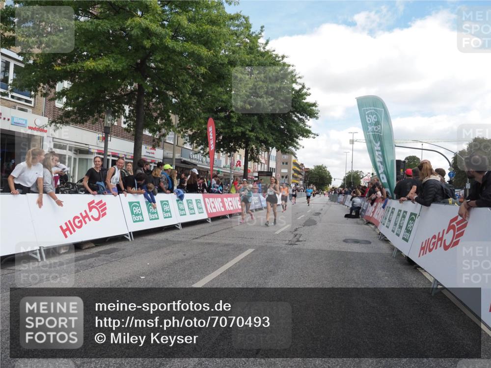 15.09.2024 - PSD Bank Halbmarathon Miley Keyser http://msf.ph/oto/7070493 15.09.2024 12:23:55 Ziel 1883, 2403, 2537, 3002, 3003, 3428, 3450 meine-sportfotos.de