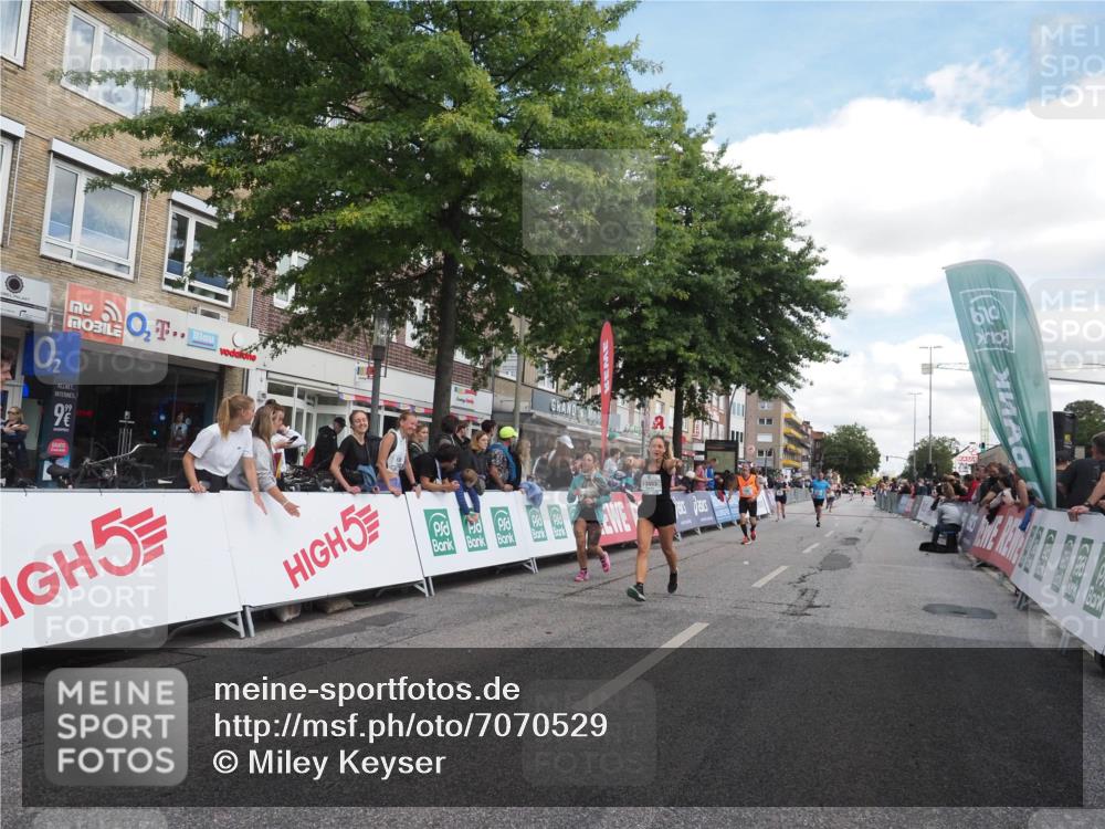 15.09.2024 - PSD Bank Halbmarathon Miley Keyser http://msf.ph/oto/7070529 15.09.2024 12:23:57 Ziel 1883, 2403, 2537, 3003, 3075, 3428, 3450 meine-sportfotos.de