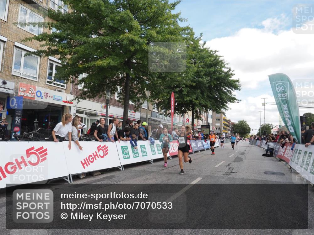15.09.2024 - PSD Bank Halbmarathon Miley Keyser http://msf.ph/oto/7070533 15.09.2024 12:23:57 Ziel 1883, 2403, 2537, 3003, 3075, 3428, 3450 meine-sportfotos.de