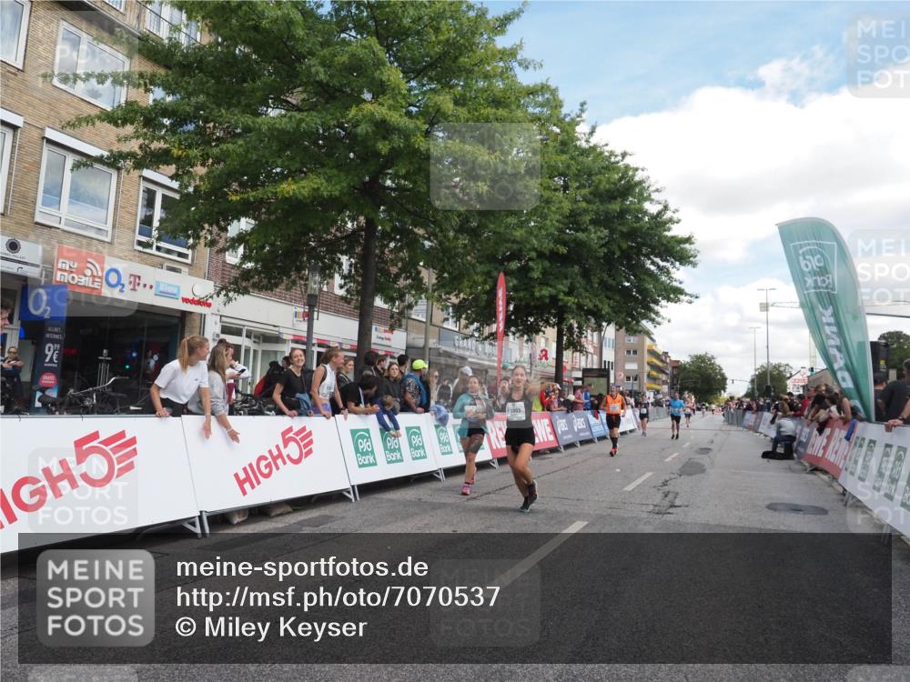 15.09.2024 - PSD Bank Halbmarathon Miley Keyser http://msf.ph/oto/7070537 15.09.2024 12:23:57 Ziel 1883, 2403, 2537, 3003, 3075, 3428, 3450 meine-sportfotos.de