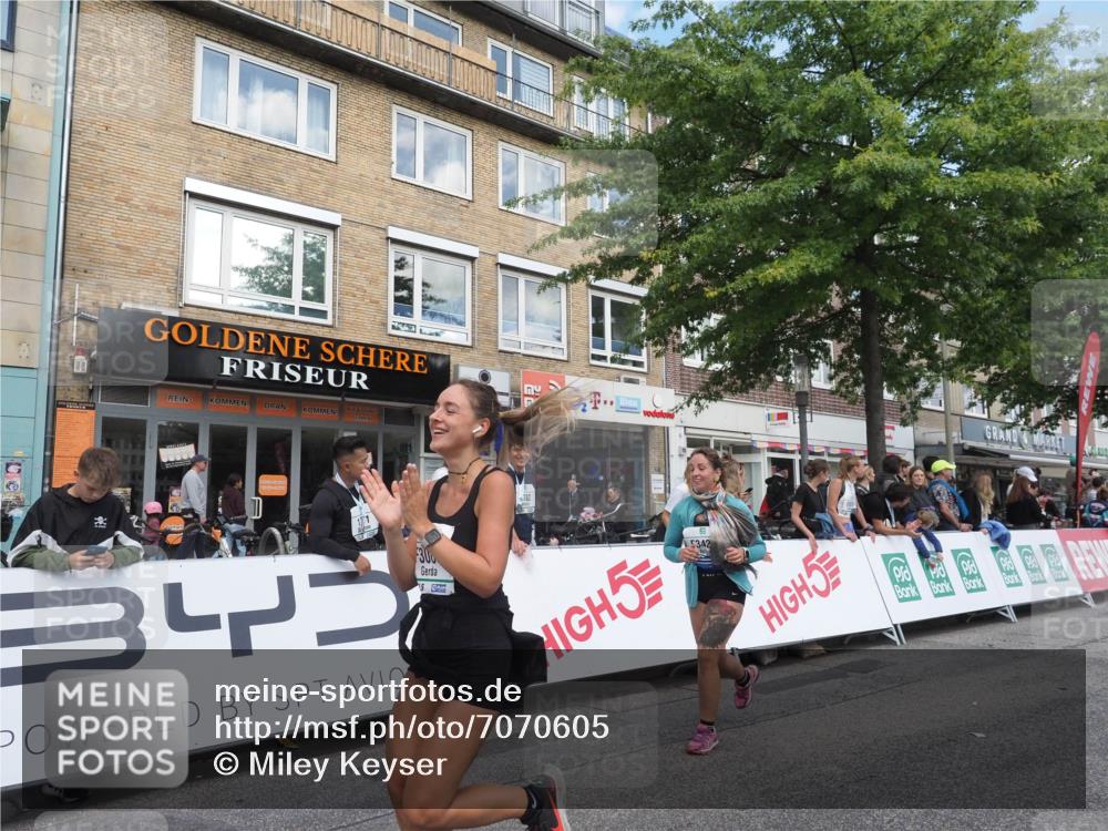 15.09.2024 - PSD Bank Halbmarathon Miley Keyser http://msf.ph/oto/7070605 15.09.2024 12:23:59 Ziel 1883, 2537, 3003, 3075, 3222, 3428 meine-sportfotos.de