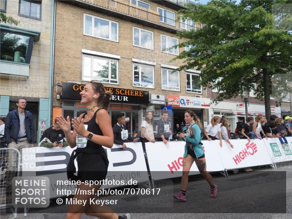 15.09.2024 - PSD Bank Halbmarathon Miley Keyser http://msf.ph/oto/7070617 15.09.2024 12:23:59 Ziel 1883, 2537, 3003, 3075, 3222, 3428 meine-sportfotos.de