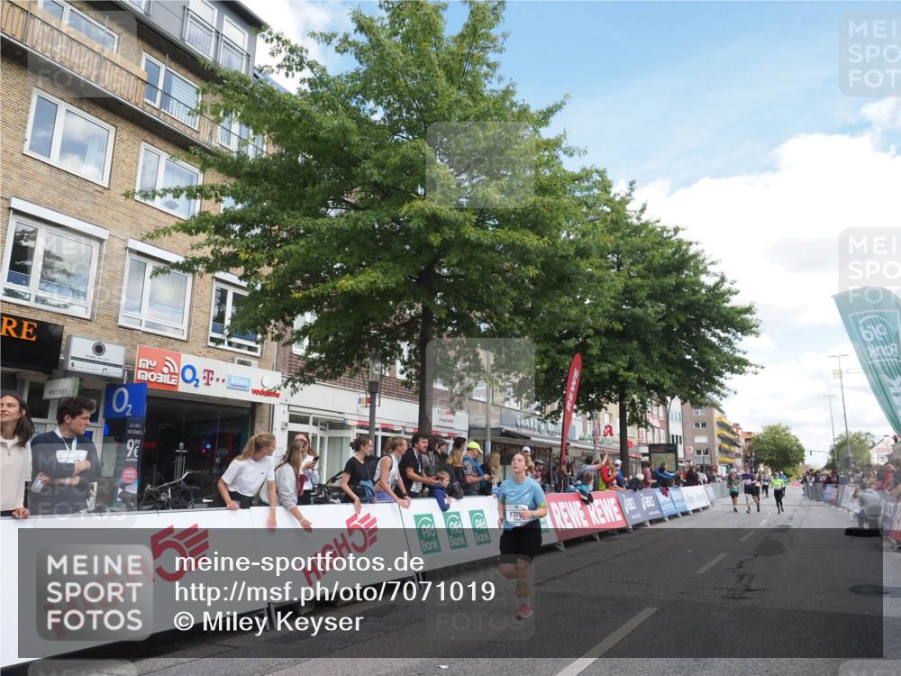 15.09.2024 - PSD Bank Halbmarathon Miley Keyser http://msf.ph/oto/7071019 15.09.2024 12:24:24 Ziel 1765, 1997, 2081, 2527, 3008, 3256, 3339, 3371, 3452, 3543 meine-sportfotos.de