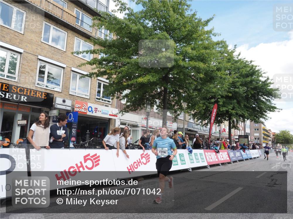 15.09.2024 - PSD Bank Halbmarathon Miley Keyser http://msf.ph/oto/7071042 15.09.2024 12:24:24 Ziel 1765, 1997, 2081, 2527, 3008, 3256, 3339, 3371, 3452, 3543 meine-sportfotos.de