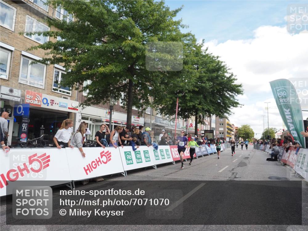 15.09.2024 - PSD Bank Halbmarathon Miley Keyser http://msf.ph/oto/7071070 15.09.2024 12:24:28 Ziel 988, 1765, 1997, 2081, 3008, 3218, 3256, 3339, 3371 meine-sportfotos.de