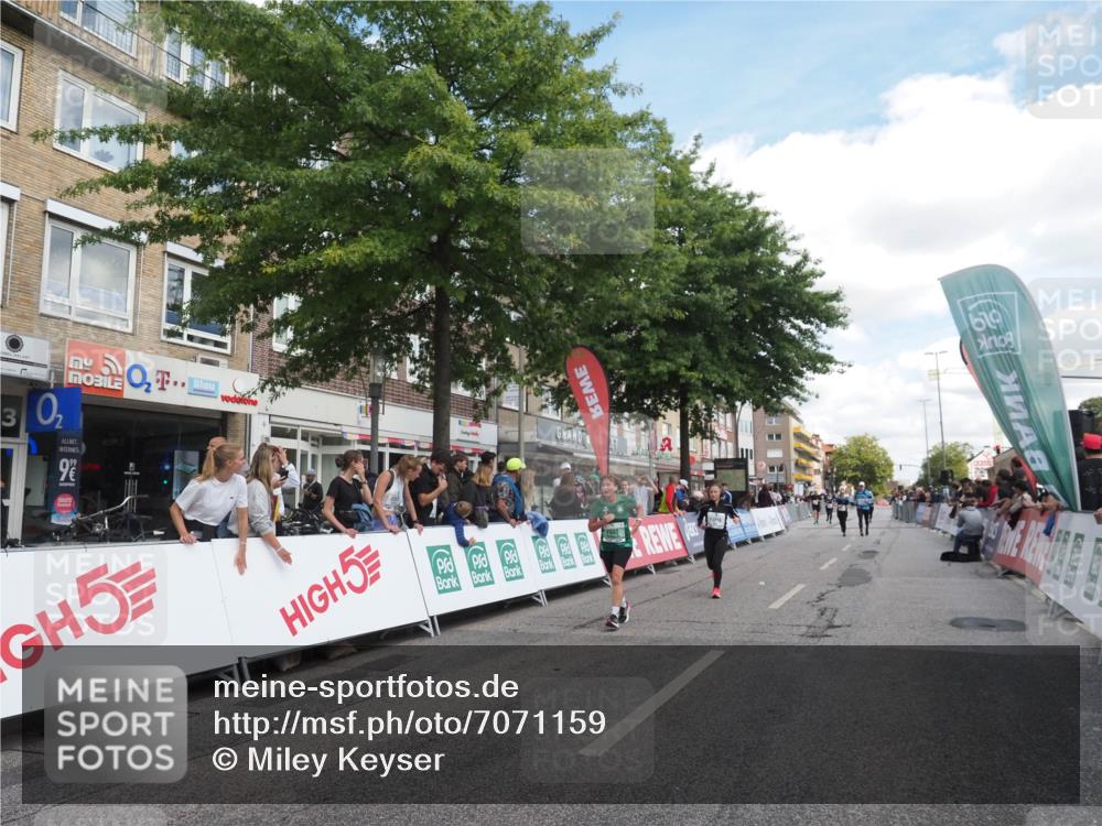 15.09.2024 - PSD Bank Halbmarathon Miley Keyser http://msf.ph/oto/7071159 15.09.2024 12:24:32 Ziel 988, 1765, 2081, 2102, 3063, 3218, 3256, 3339, 3371 meine-sportfotos.de