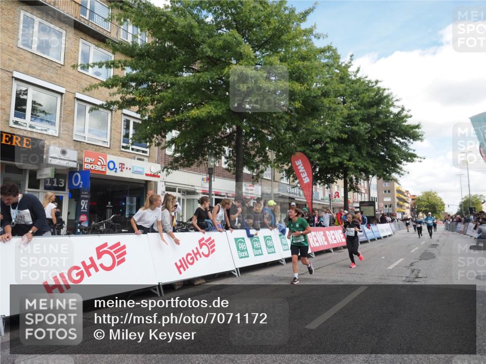 15.09.2024 - PSD Bank Halbmarathon Miley Keyser http://msf.ph/oto/7071172 15.09.2024 12:24:32 Ziel 988, 1765, 2081, 2102, 3063, 3218, 3256, 3339, 3371 meine-sportfotos.de