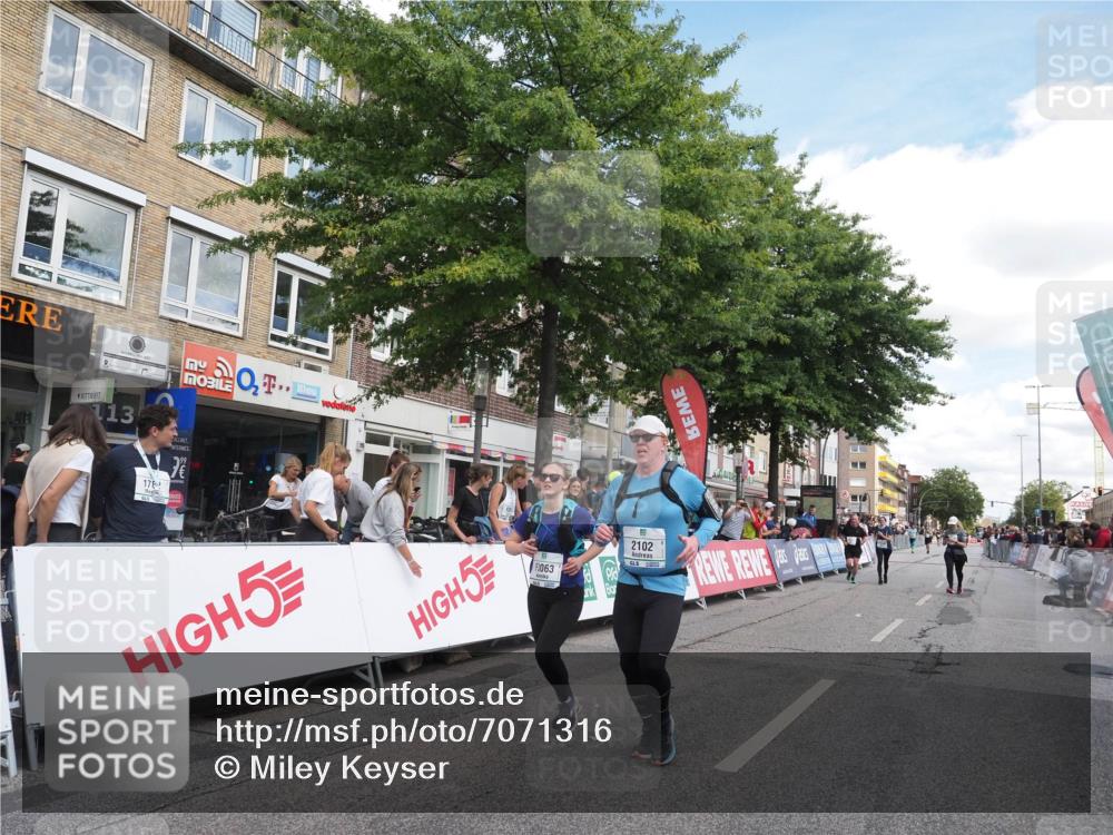 15.09.2024 - PSD Bank Halbmarathon Miley Keyser http://msf.ph/oto/7071316 15.09.2024 12:24:41 Ziel 988, 2102, 2272, 3063, 3218, 3240, 3469 meine-sportfotos.de