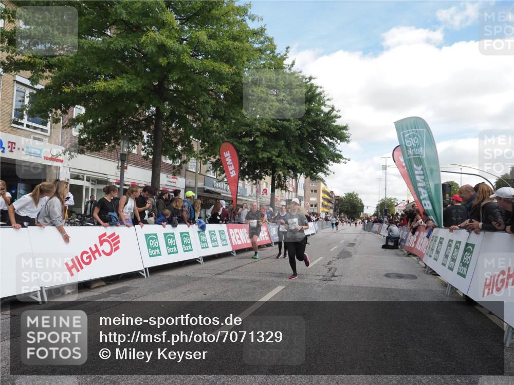 15.09.2024 - PSD Bank Halbmarathon Miley Keyser http://msf.ph/oto/7071329 15.09.2024 12:24:44 Ziel 988, 2102, 2272, 3063, 3218, 3240, 3469 meine-sportfotos.de