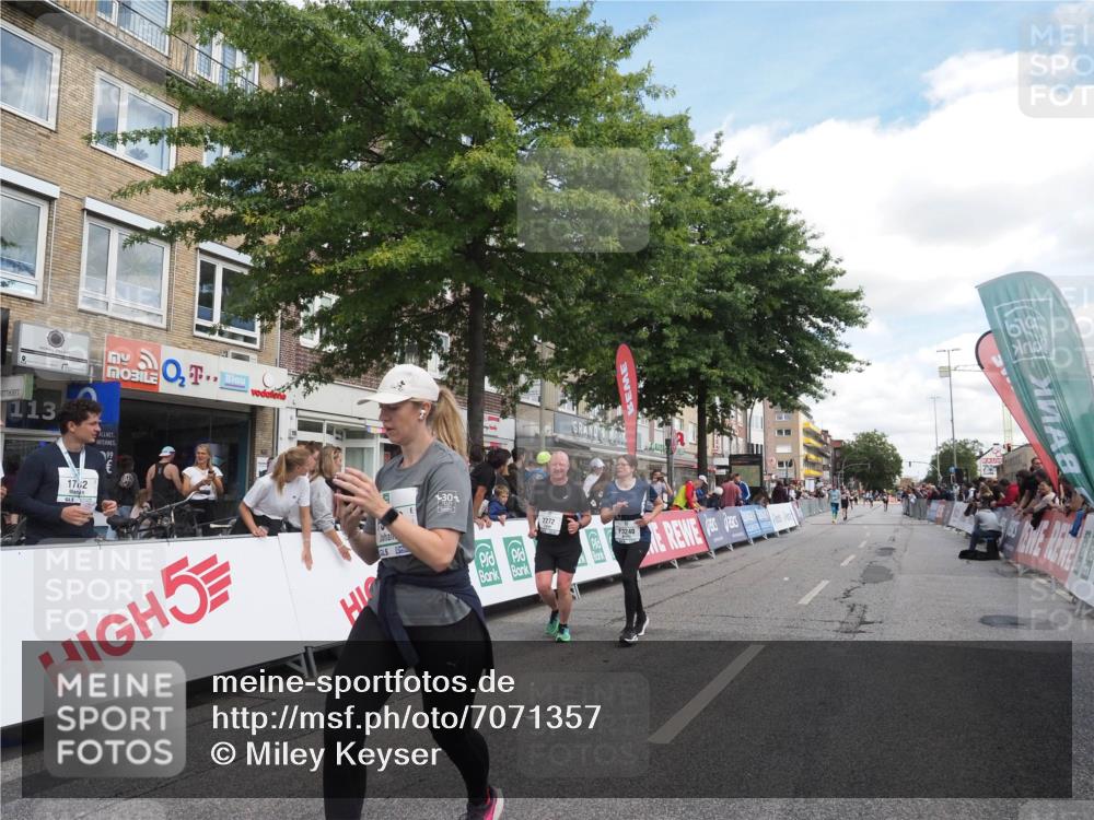 15.09.2024 - PSD Bank Halbmarathon Miley Keyser http://msf.ph/oto/7071357 15.09.2024 12:24:46 Ziel 988, 2102, 2272, 3063, 3218, 3240, 3469 meine-sportfotos.de
