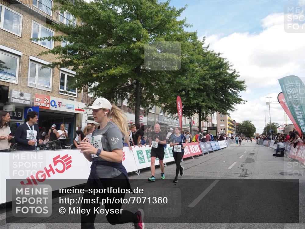 15.09.2024 - PSD Bank Halbmarathon Miley Keyser http://msf.ph/oto/7071360 15.09.2024 12:24:46 Ziel 988, 2102, 2272, 3063, 3218, 3240, 3469 meine-sportfotos.de