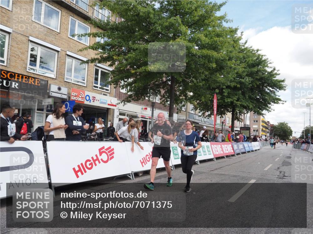 15.09.2024 - PSD Bank Halbmarathon Miley Keyser http://msf.ph/oto/7071375 15.09.2024 12:24:47 Ziel 988, 2102, 2272, 3063, 3218, 3240, 3469 meine-sportfotos.de