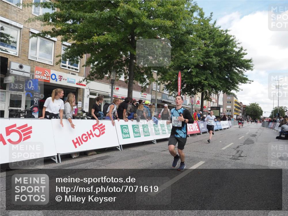 15.09.2024 - PSD Bank Halbmarathon Miley Keyser http://msf.ph/oto/7071619 15.09.2024 12:25:11 Ziel 1409, 2255, 2336, 2771, 3101, 3298 meine-sportfotos.de