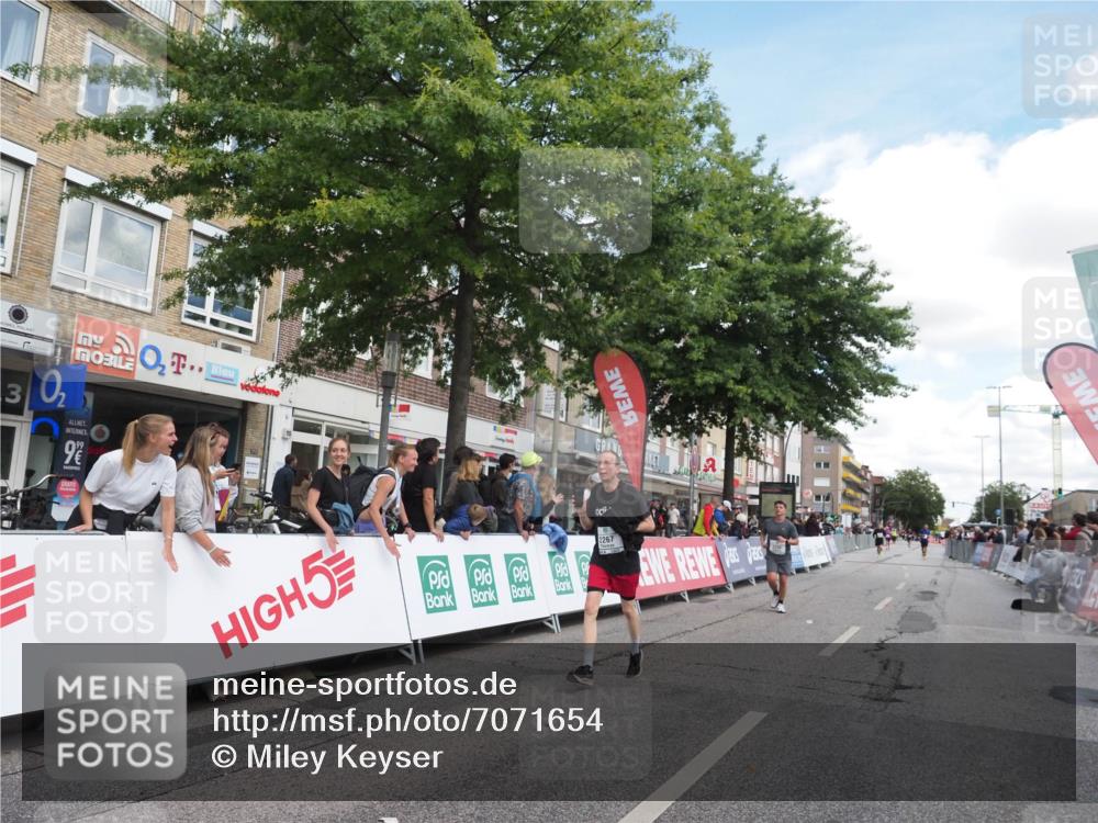 15.09.2024 - PSD Bank Halbmarathon Miley Keyser http://msf.ph/oto/7071654 15.09.2024 12:25:21 Ziel 2239, 2255, 2267, 3298 meine-sportfotos.de