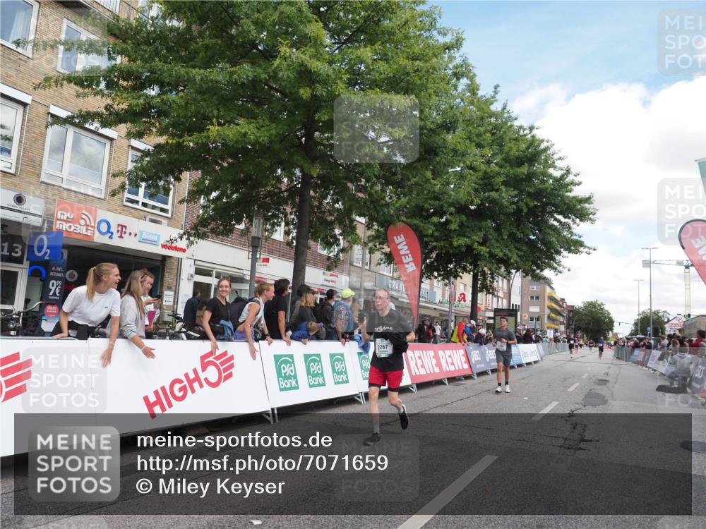 15.09.2024 - PSD Bank Halbmarathon Miley Keyser http://msf.ph/oto/7071659 15.09.2024 12:25:21 Ziel 2239, 2255, 2267, 3298 meine-sportfotos.de