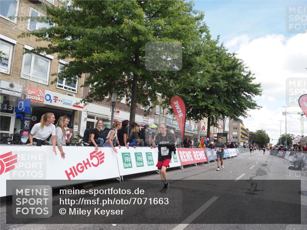 15.09.2024 - PSD Bank Halbmarathon Miley Keyser http://msf.ph/oto/7071663 15.09.2024 12:25:21 Ziel 2239, 2255, 2267, 3298 meine-sportfotos.de