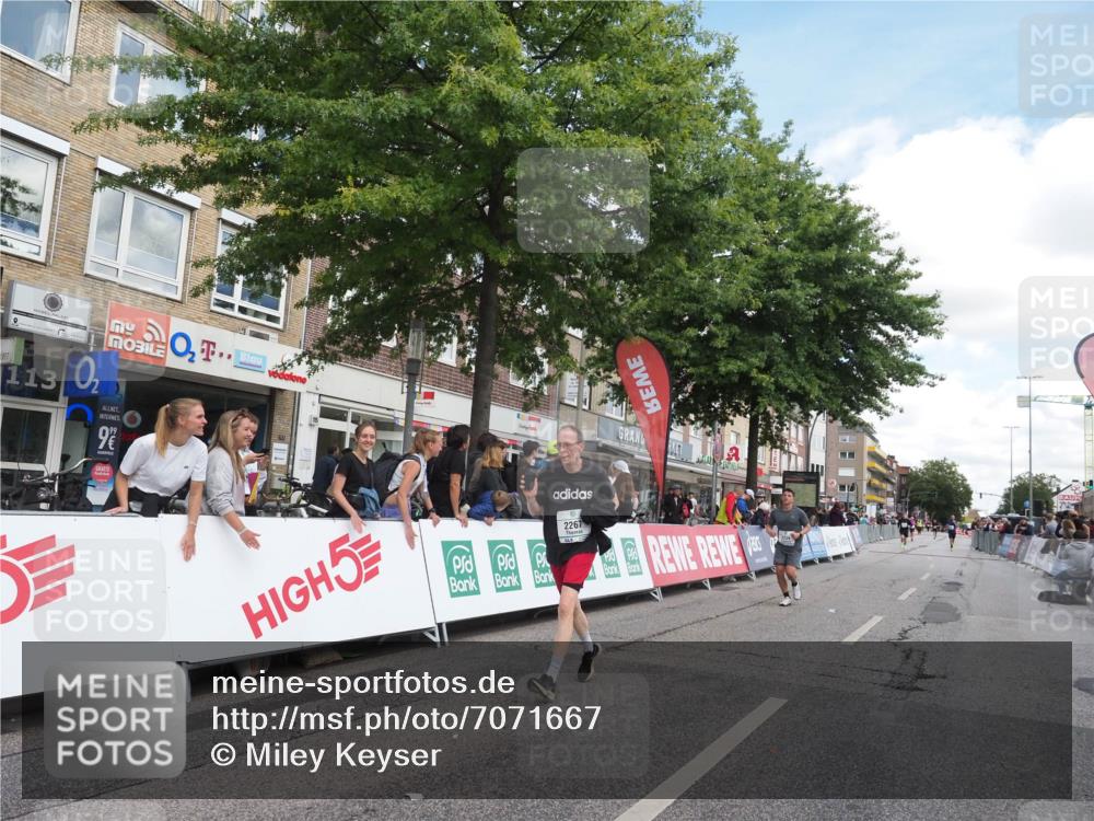 15.09.2024 - PSD Bank Halbmarathon Miley Keyser http://msf.ph/oto/7071667 15.09.2024 12:25:22 Ziel 2239, 2255, 2267, 3298 meine-sportfotos.de