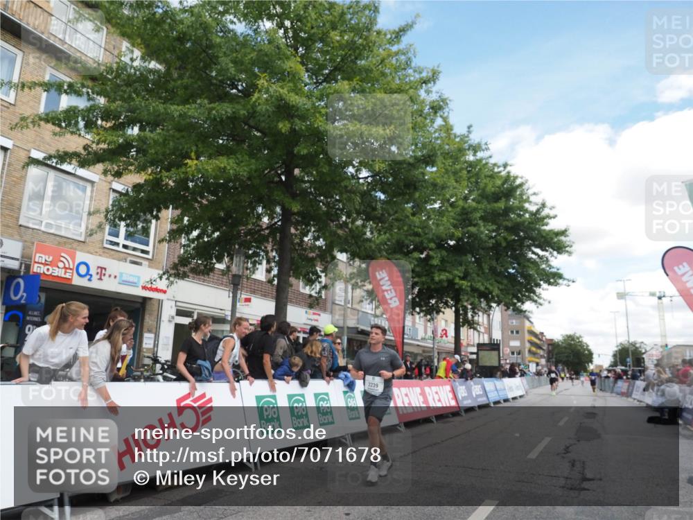 15.09.2024 - PSD Bank Halbmarathon Miley Keyser http://msf.ph/oto/7071678 15.09.2024 12:25:24 Ziel 2239, 2255, 2267 meine-sportfotos.de