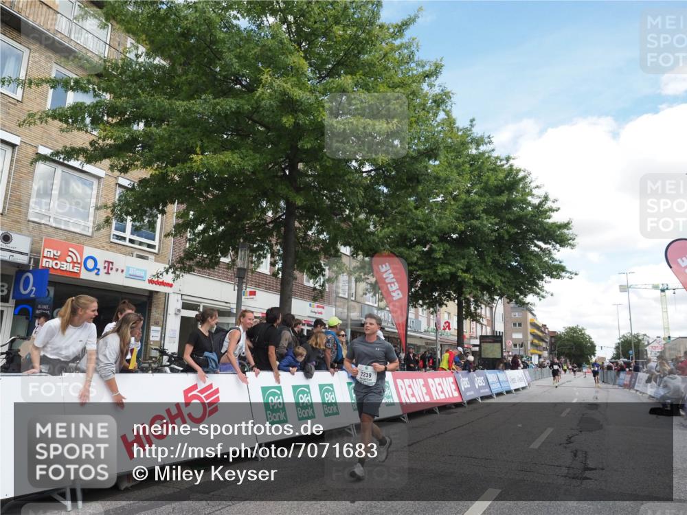 15.09.2024 - PSD Bank Halbmarathon Miley Keyser http://msf.ph/oto/7071683 15.09.2024 12:25:24 Ziel 2239, 2255, 2267 meine-sportfotos.de