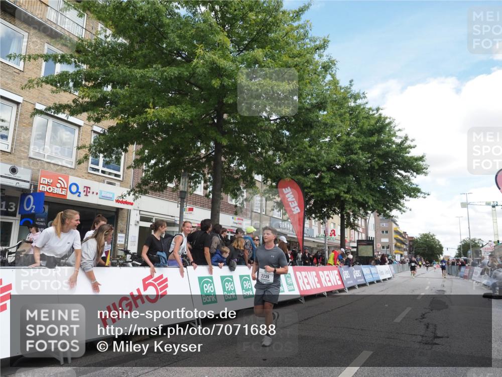 15.09.2024 - PSD Bank Halbmarathon Miley Keyser http://msf.ph/oto/7071688 15.09.2024 12:25:24 Ziel 2239, 2255, 2267 meine-sportfotos.de