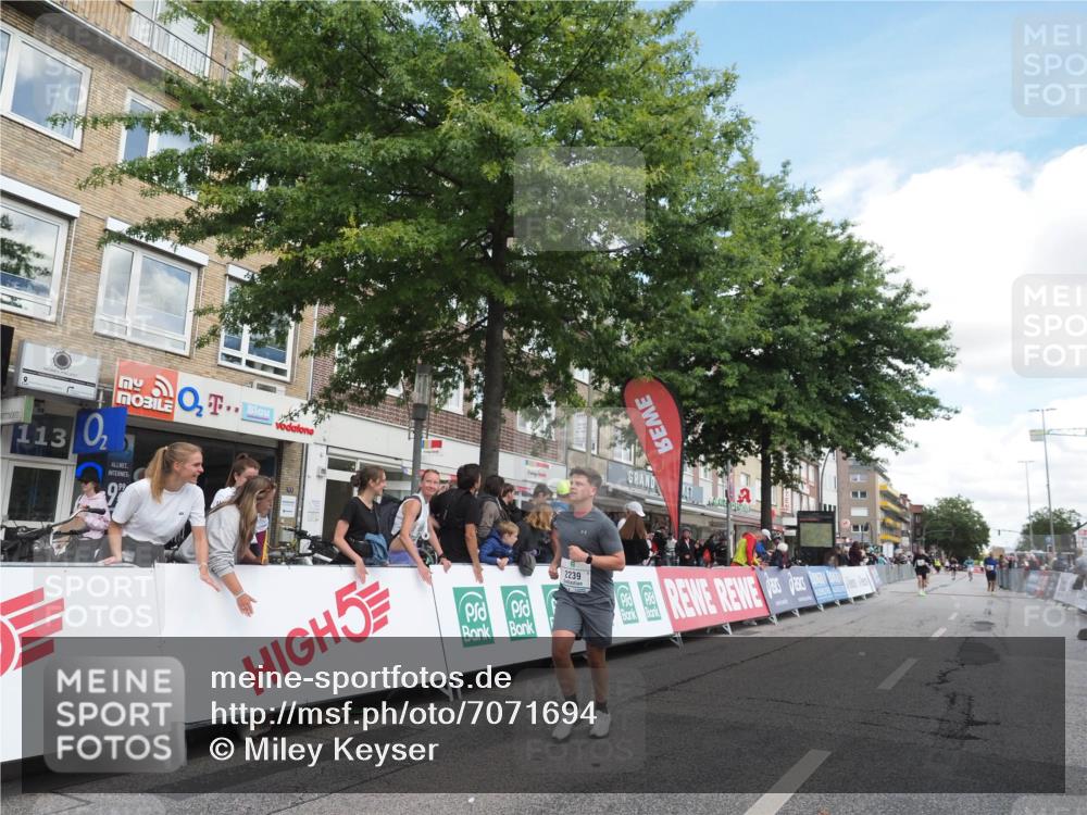 15.09.2024 - PSD Bank Halbmarathon Miley Keyser http://msf.ph/oto/7071694 15.09.2024 12:25:24 Ziel 2239, 2255, 2267 meine-sportfotos.de