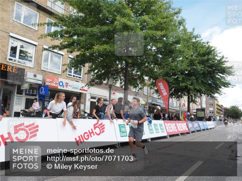 15.09.2024 - PSD Bank Halbmarathon Miley Keyser http://msf.ph/oto/7071703 15.09.2024 12:25:25 Ziel 2239, 2267, 2442 meine-sportfotos.de