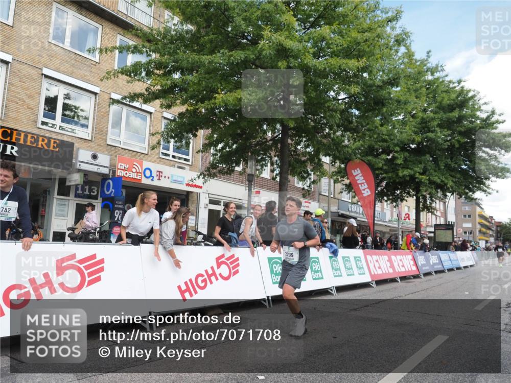 15.09.2024 - PSD Bank Halbmarathon Miley Keyser http://msf.ph/oto/7071708 15.09.2024 12:25:25 Ziel 2239, 2267, 2442 meine-sportfotos.de