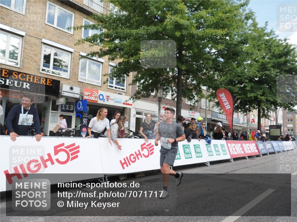 15.09.2024 - PSD Bank Halbmarathon Miley Keyser http://msf.ph/oto/7071717 15.09.2024 12:25:25 Ziel 2239, 2267, 2442 meine-sportfotos.de