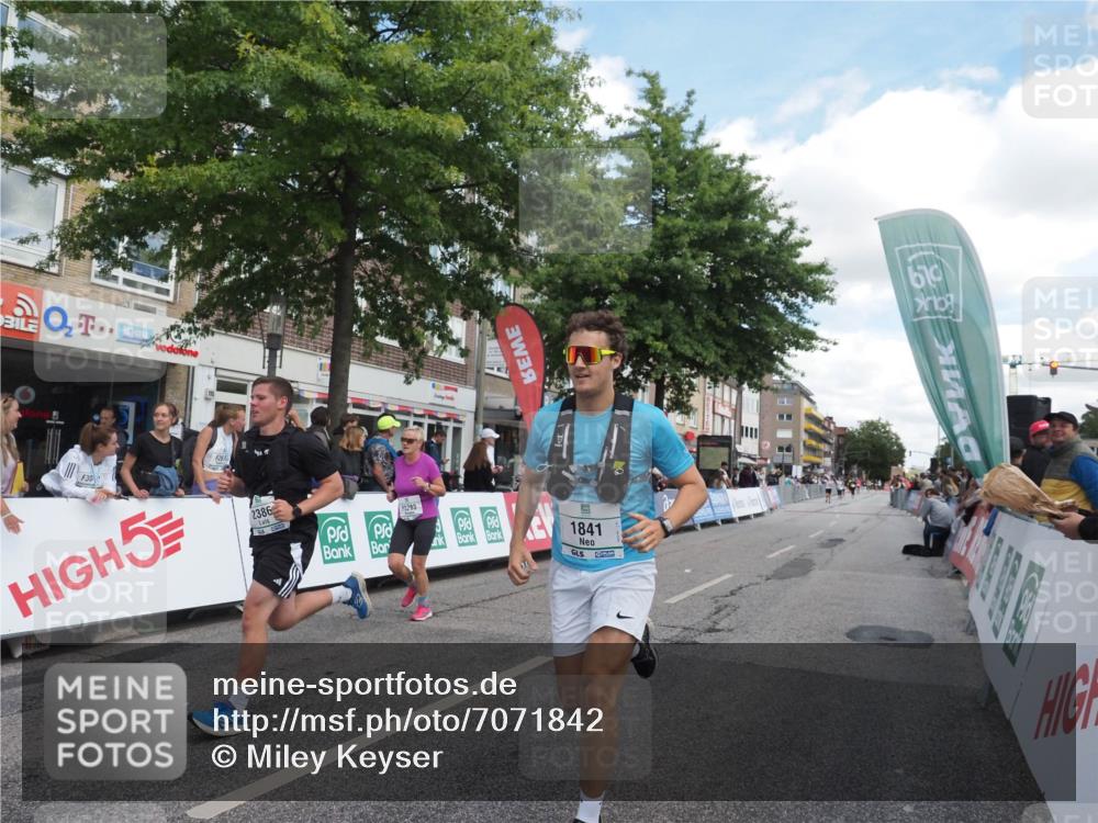 15.09.2024 - PSD Bank Halbmarathon Miley Keyser http://msf.ph/oto/7071842 15.09.2024 12:25:40 Ziel 1153, 1841, 2239, 2250, 2386, 2442, 3283 meine-sportfotos.de