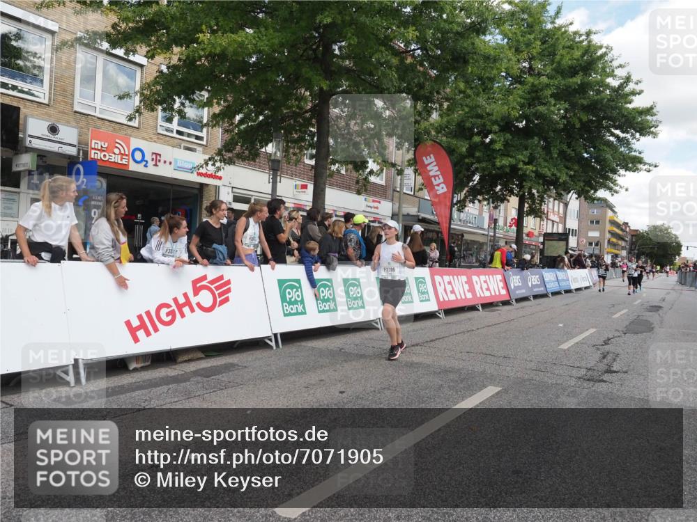 15.09.2024 - PSD Bank Halbmarathon Miley Keyser http://msf.ph/oto/7071905 15.09.2024 12:25:56 Ziel 1153, 3239, 3286 meine-sportfotos.de