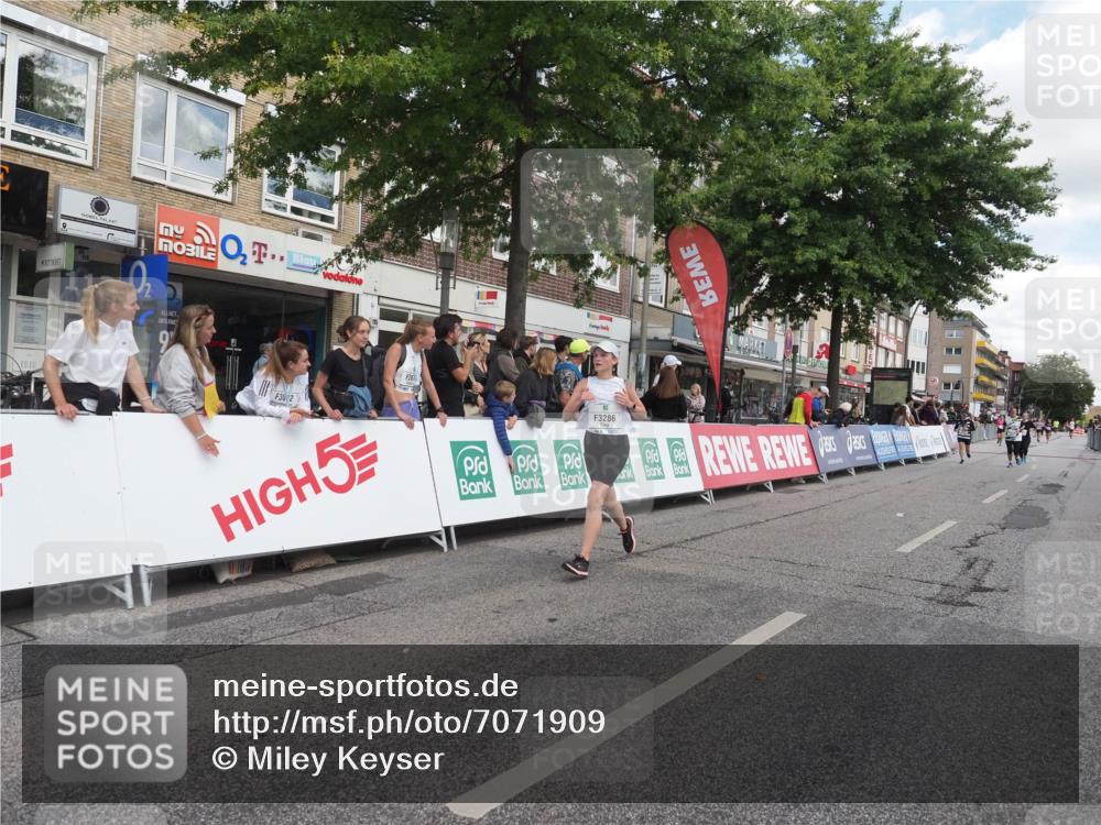 15.09.2024 - PSD Bank Halbmarathon Miley Keyser http://msf.ph/oto/7071909 15.09.2024 12:25:56 Ziel 1153, 3239, 3286 meine-sportfotos.de