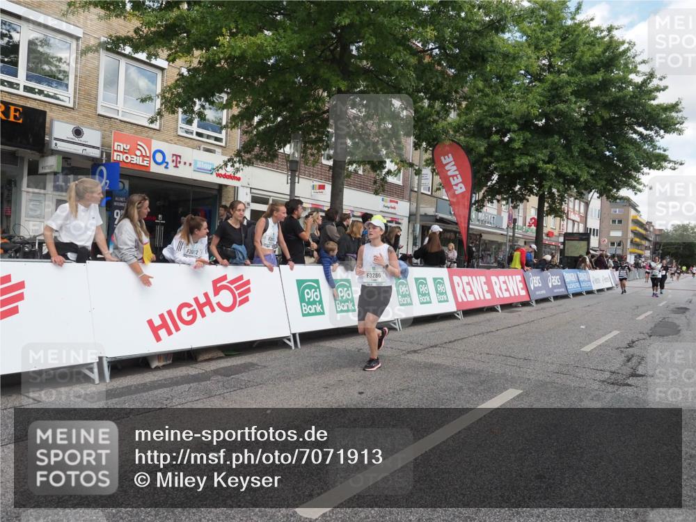15.09.2024 - PSD Bank Halbmarathon Miley Keyser http://msf.ph/oto/7071913 15.09.2024 12:25:56 Ziel 1153, 3239, 3286 meine-sportfotos.de