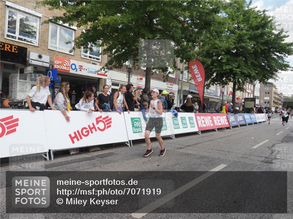 15.09.2024 - PSD Bank Halbmarathon Miley Keyser http://msf.ph/oto/7071919 15.09.2024 12:25:56 Ziel 1153, 3239, 3286 meine-sportfotos.de