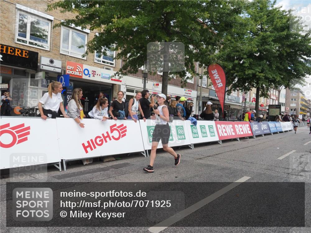 15.09.2024 - PSD Bank Halbmarathon Miley Keyser http://msf.ph/oto/7071925 15.09.2024 12:25:56 Ziel 1153, 3239, 3286 meine-sportfotos.de