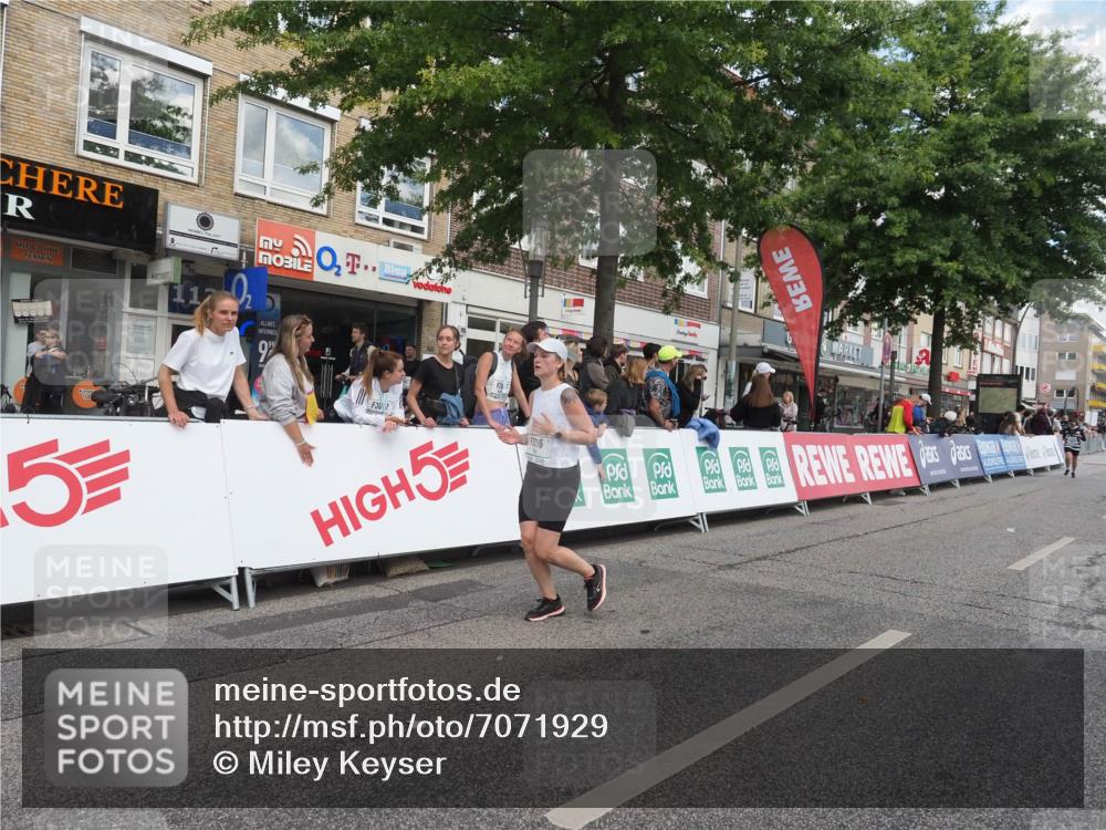 15.09.2024 - PSD Bank Halbmarathon Miley Keyser http://msf.ph/oto/7071929 15.09.2024 12:25:56 Ziel 1153, 3239, 3286 meine-sportfotos.de